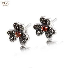 MGS曼古銀 復古天然石榴石925純銀耳環，優雅格調與經典工藝的融合